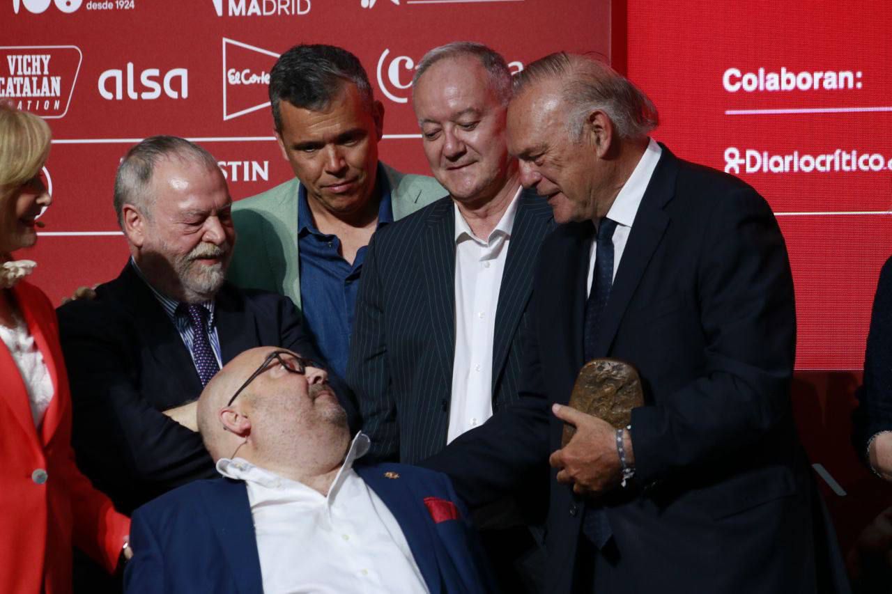 Entrega del premio a Pedro Piqueras
