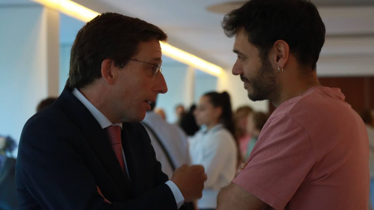 El alcalde de Madrid, José Luis Martínez-Almeida, da el pésame al hijo de Constantino Mediavilla.