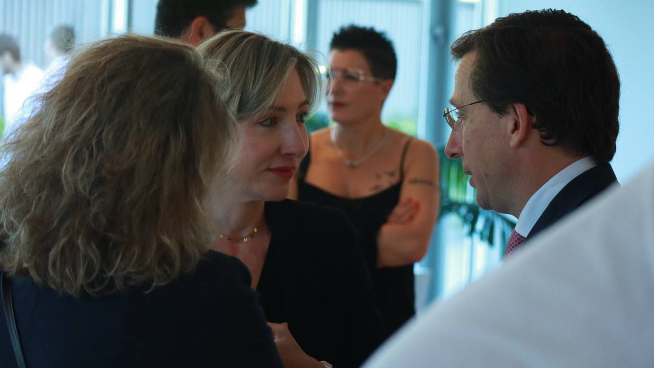 La directora de Madridiario, María Cano, saluda al alcalde de Madrid.