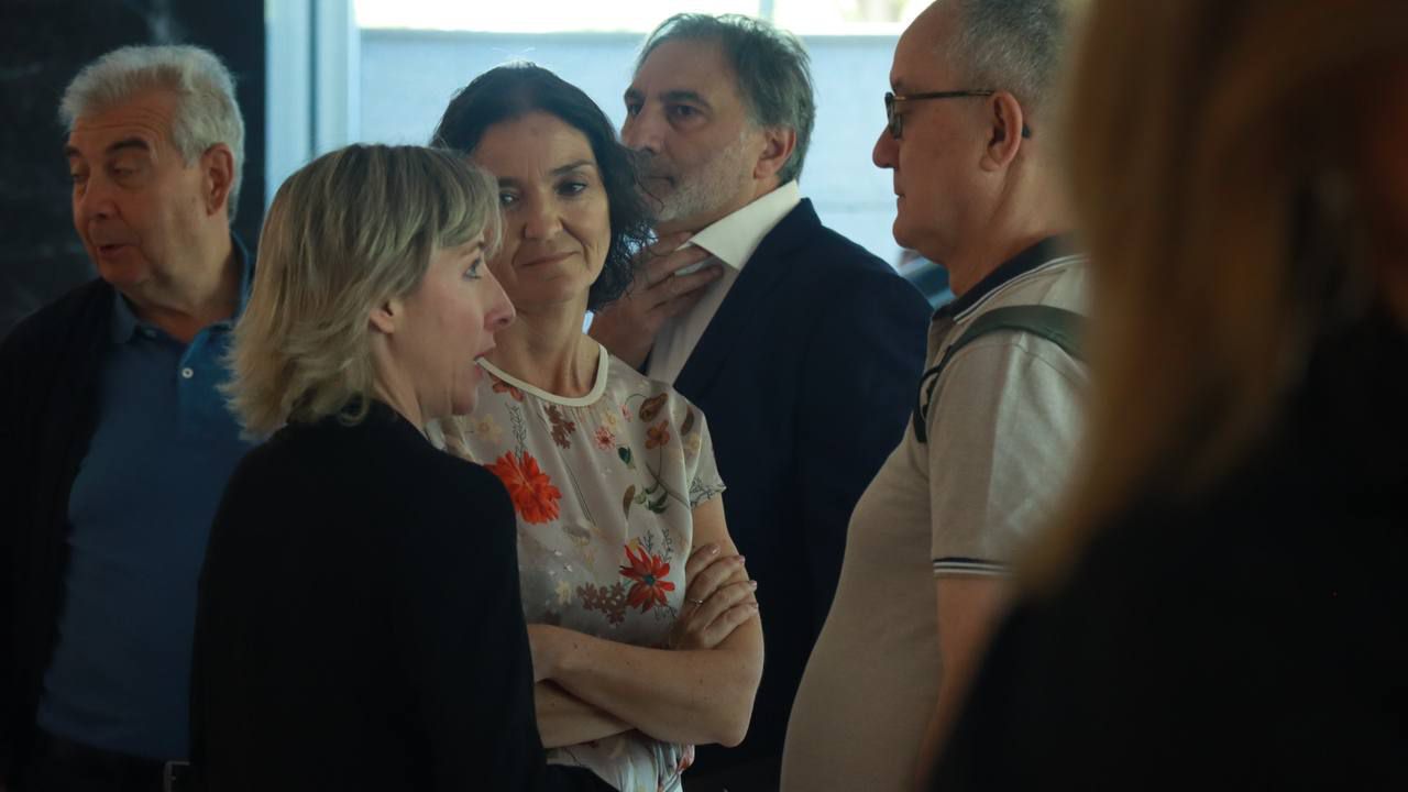 La portavoz socialista en el Ayuntamiento de Madrid, Reyes Maroto, junto a la directora de Madridiario, María Cano, y el cronista de la villa Antonio Castro.
