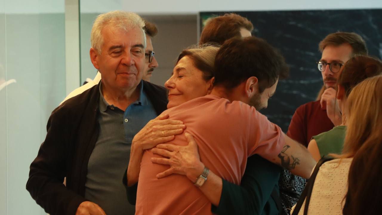 Pedro Montoliú y su esposa dan el pésame al hijo de Constantino Mediavilla.