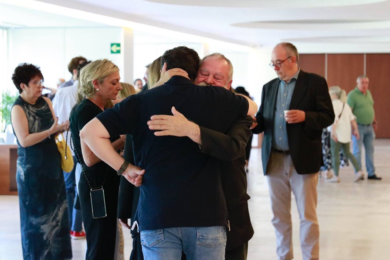El director general de Madridiario, José Brías, recibe el pésame en el velatorio de Constantino Mediavilla