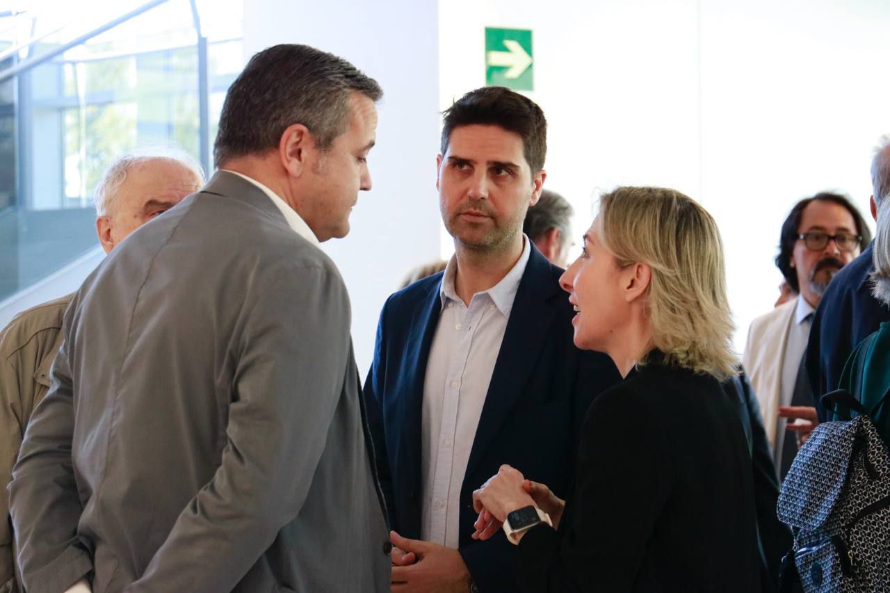 Los consejeros Jorge Rodrigo y Emilio Viciana con la directora de Madridiario, María Cano
