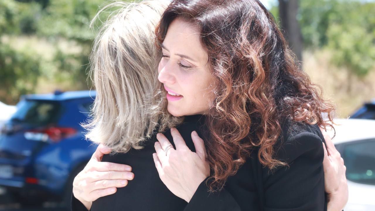 María Cano, directora de Madridiario, recibe un abrazo de la presidenta