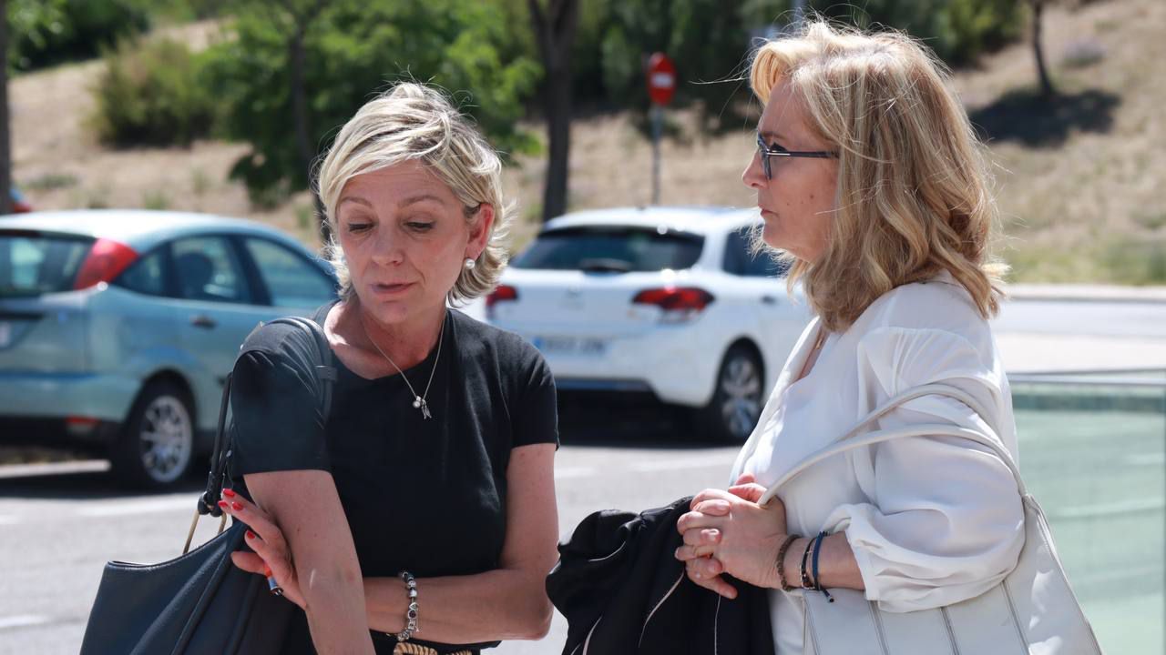Inés Sánchez, pareja de Constantino Mediavilla, junto a la periodista Nieves Herrero