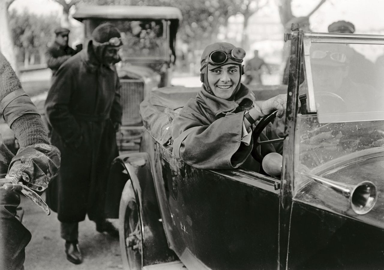 Lilí Álvarez en su automóvil Peugeot en el campeonato del Real Moto Club de Cataluña, 23 de noviembre de 1924. Foto Bert y Claret. Arxiu Nacional de Catalunya