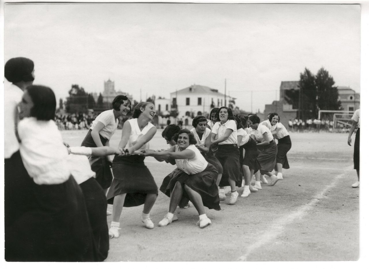 Durante la fiesta atlética del Instituto-Escuela. [Las alumnas del quinto y sexto año de Bachillerato luchando bravamente, unas con otras, durante la prueba de  racción de cuerda]. Madrid, 22 de mayo de 1932. Foto Videa. MCD, AGA, Fondo MCSE, F-00749-008-006