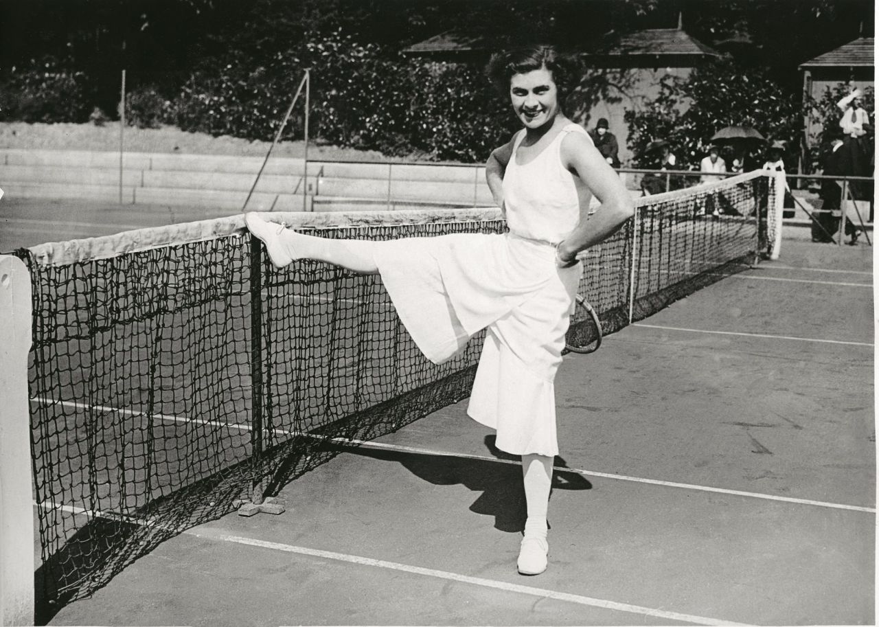 Lilí Álvarez con la falda pantalón diseñada por Elsa Schiaparelli que revolucionó las canchas de tenis, 1924. Archivo ABC