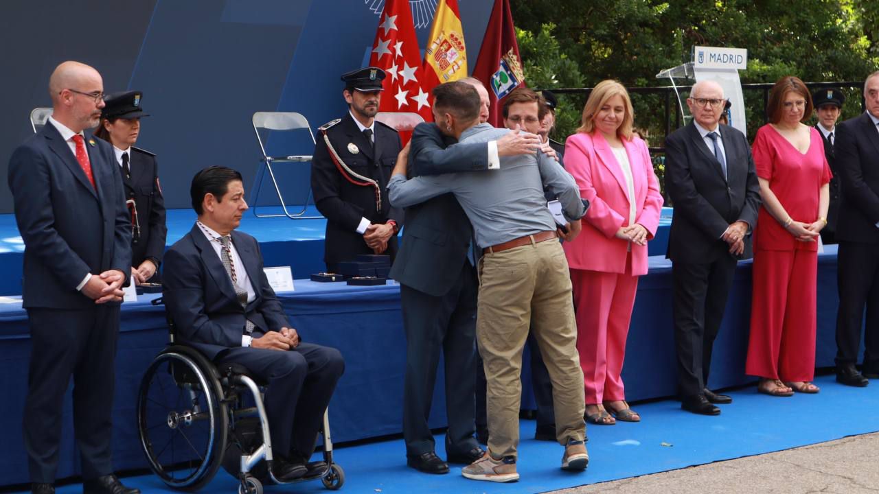 Roberto Mediavilla, el hijo de Constantino Mediavilla, recoge, a título póstumo, la Medalla de la Policía Municipal de la capital con motivo de la festividad de su patrón, San Juan, por su colaboración con el Cuerpo municipal.
