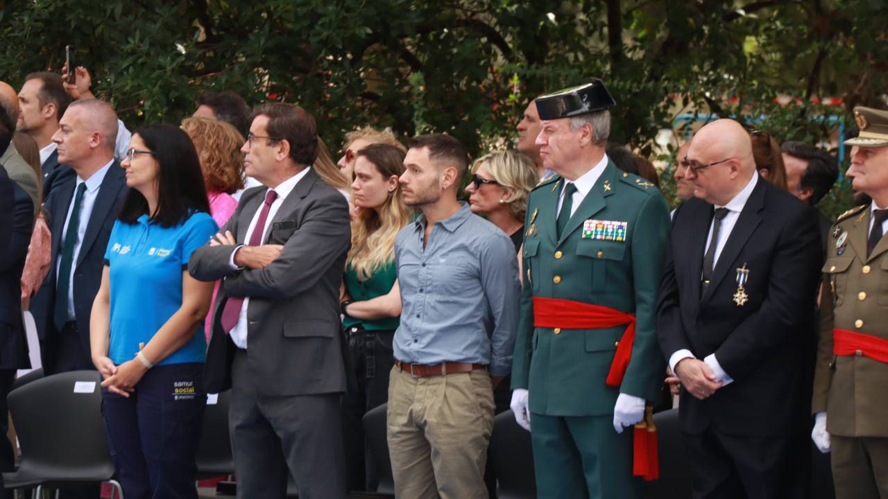 Roberto Mediavilla, el hijo de Constantino Mediavilla, recoge, a título póstumo, la Medalla de la Policía Municipal de la capital con motivo de la festividad de su patrón, San Juan, por su colaboración con el Cuerpo municipal.