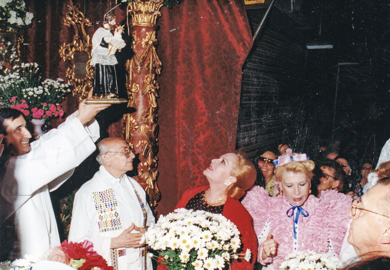Concha Márquez Piquer venerando al santo. 1992.
