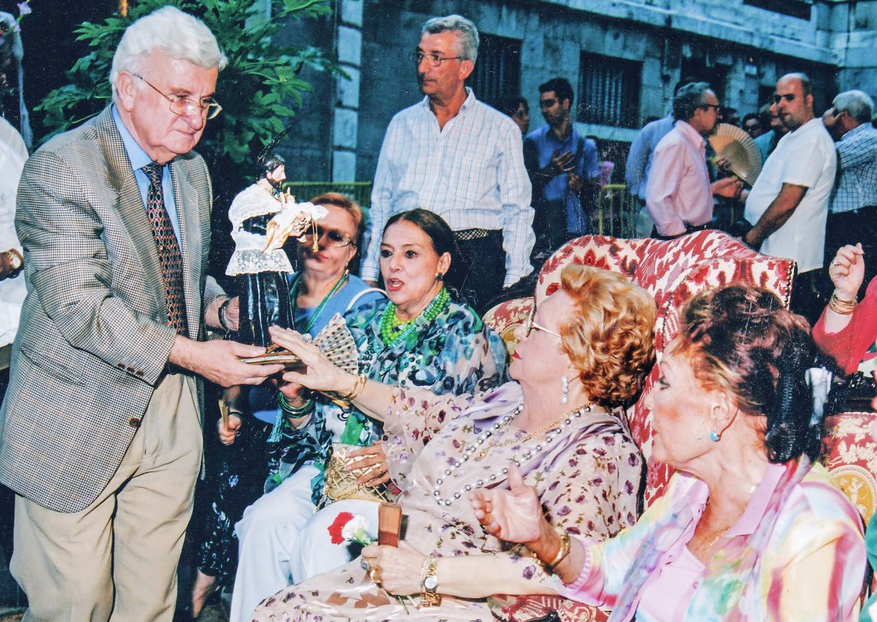 Florinda Chico venera al santo junto a Nati Mistral y Paquita, Rico. 2004.