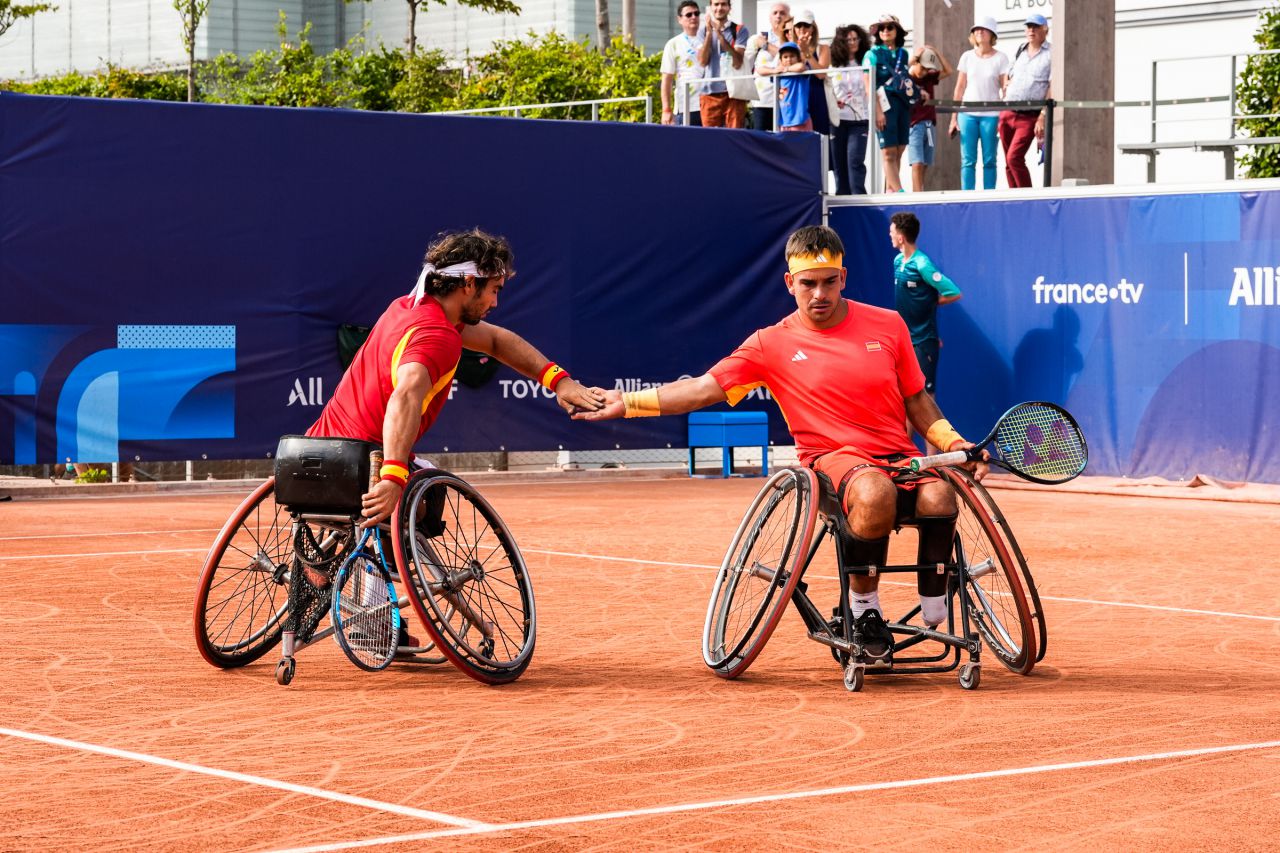 Daniel Caverzaschi y Martín de la Puente ganan los octavos de final de tenis en silla de ruedas