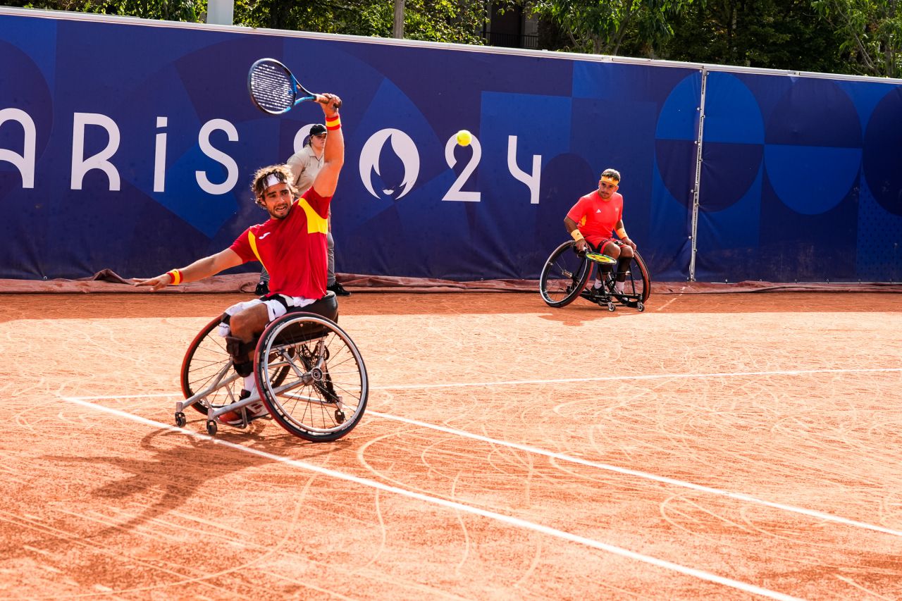 Daniel Caverzaschi y Martín de la Puente ganan los octavos de final de tenis en silla de ruedas