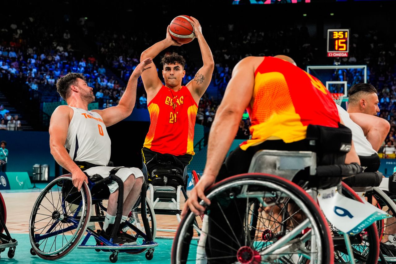 El equipo de baloncesto hombres en la ronda preliminar Grupo B(1)