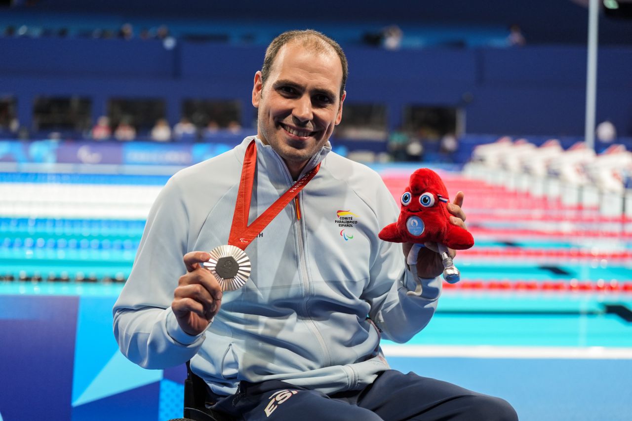 Toni Ponce gana la medalla de plata en la final de 100M braza -SB5 de natación