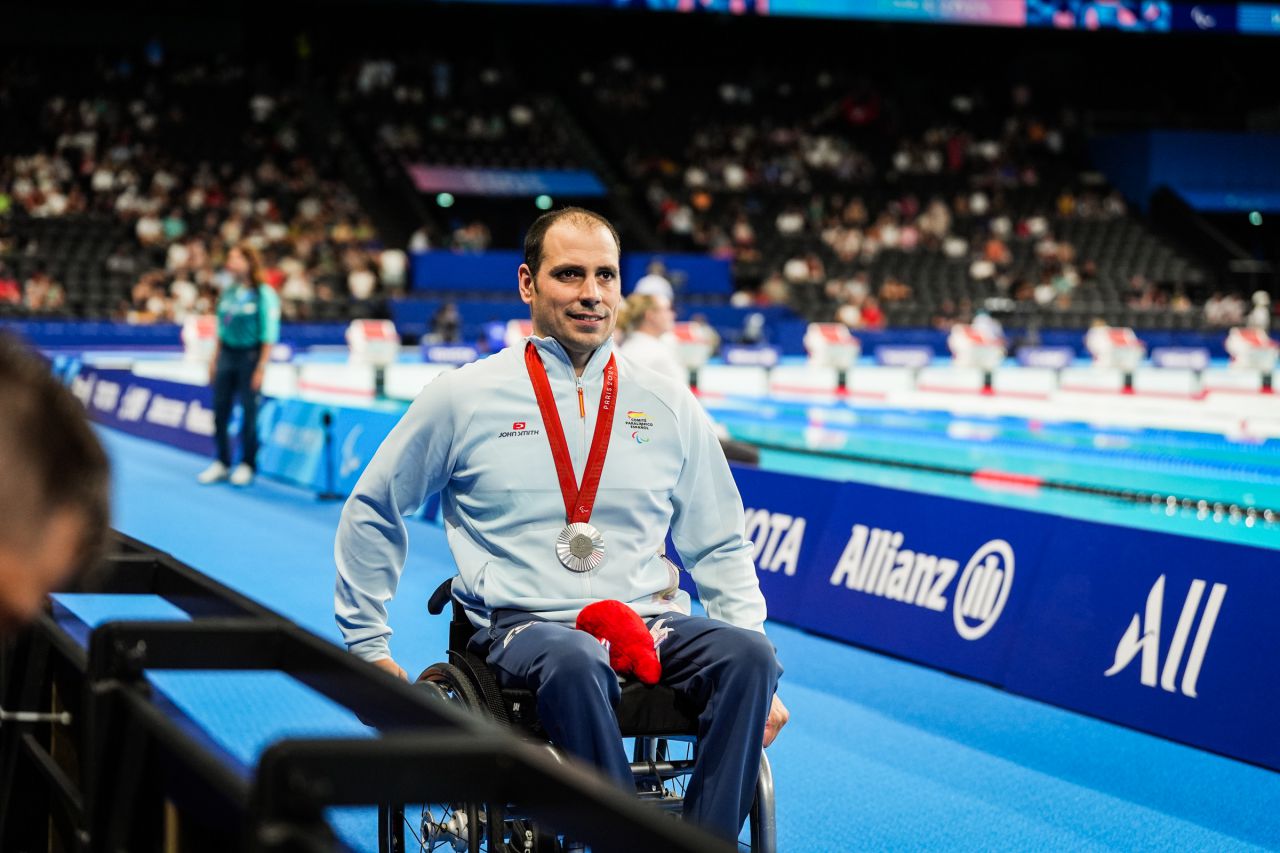 Toni Ponce gana la medalla de plata en la final de 100M braza -SB5 de natación