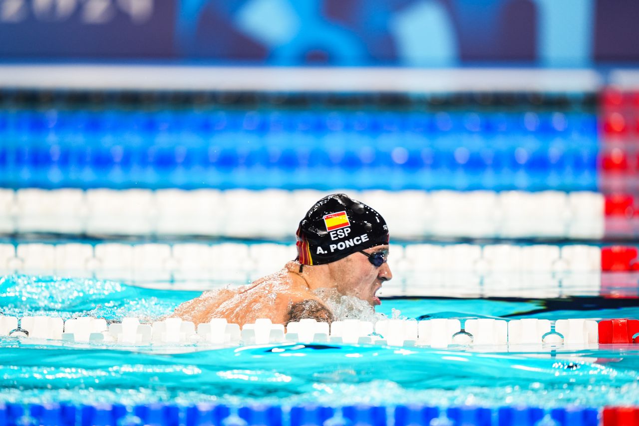 Toni Ponce primer lugar en las series de 100M braza -SB5 de natación