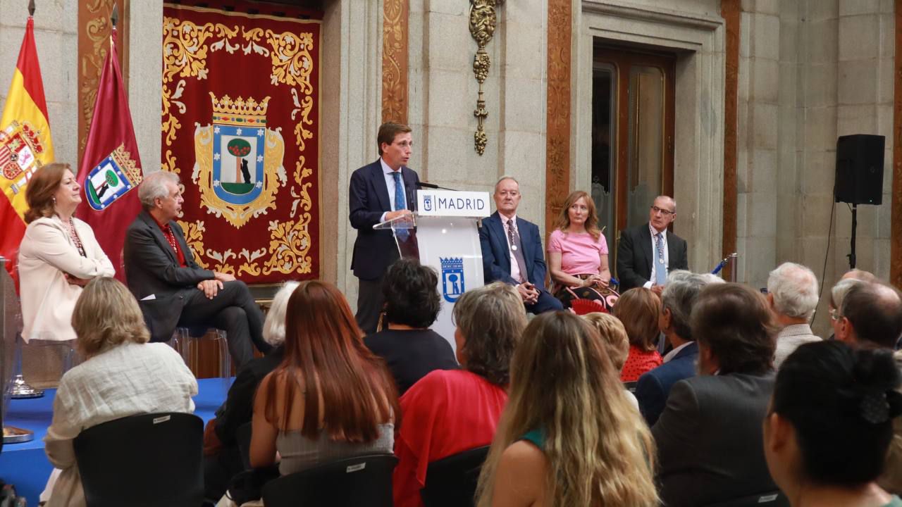 El alcalde de Madrid junto a los Cronistas de la Villa