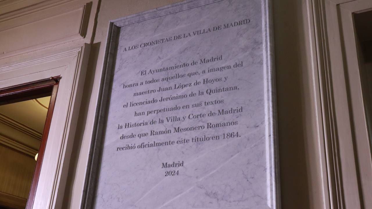 La placa en reconocimiento a trabajo de los Cronistas de la Villa