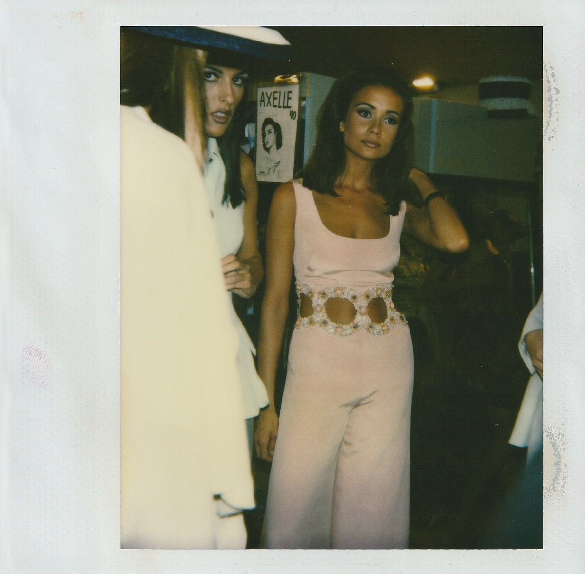 Polaroids de backstage del desfile colección primavera-verano 1993