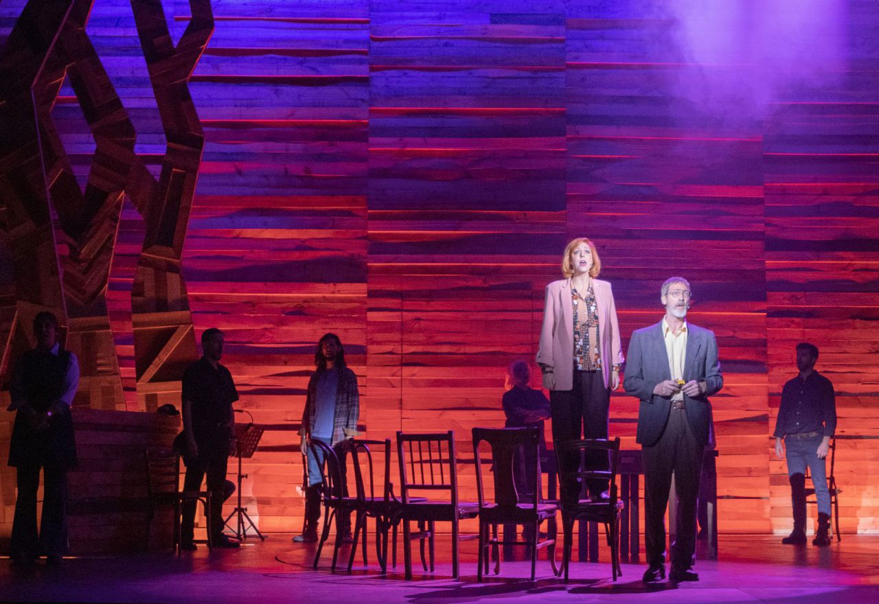 Escena del musical Come from away