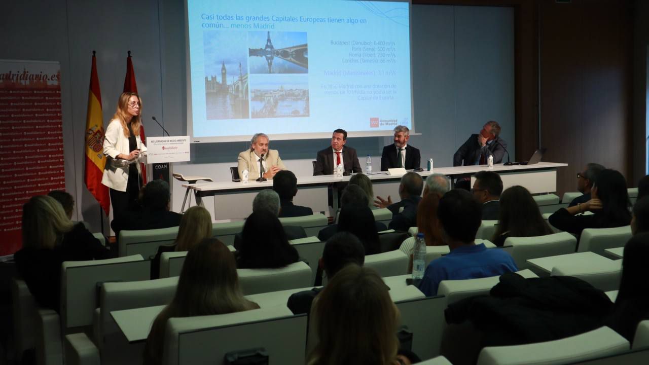Cristina Aparicio, directora general de Transición Energética y Economía Circular de la Comunidad de Madrid; Fernando Arlandis, adjunto al consejero delegado del Canal de Isabel II; Eduardo Rojas, consejero delegado de Licuas; Jesús Cabrero, director de Desarrollo de Negocio de Sacyr Agua; Enrique Gil Octavio de Toledo, presidente de la Asociación de Campos de Golf de Madrid