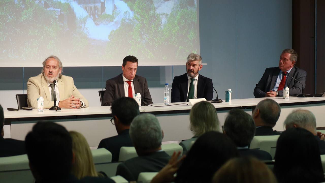 Fernando Arlandis, adjunto al consejero delegado del Canal de Isabel II; Eduardo Rojas, consejero delegado de Licuas; Jesús Cabrero, director de Desarrollo de Negocio de Sacyr Agua; Enrique Gil Octavio de Toledo, presidente de la Asociación de Campos de Golf de Madrid