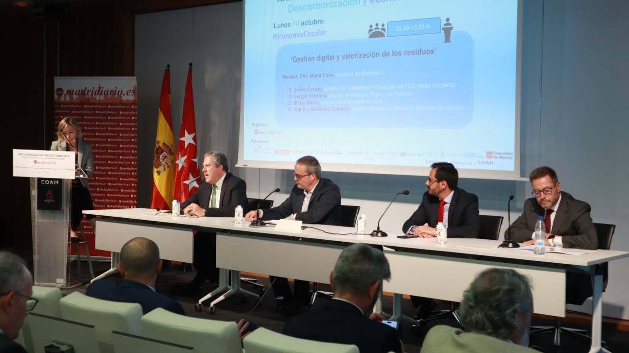 María Cano, directora de Madridiario; Javier Cerezo, director de Tratamiento y Reciclaje de FCC Medio Ambiente; Sergio Cabellos, director de Negocio Público de PreZero; Mario Sierra, Key Account Manager en Sulo; Antonio Gutiérrez Canalejo, director general de Servicios Urbanos en Valoriza