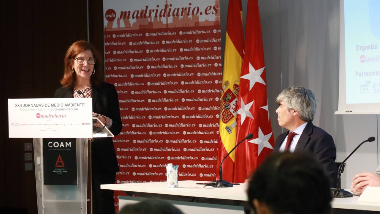 Mercedes Llop, directora del Máster de Logística y Transportes de la UCJC; Alfonso Díaz del Río, director de Estrategia y Mercados en Serveo