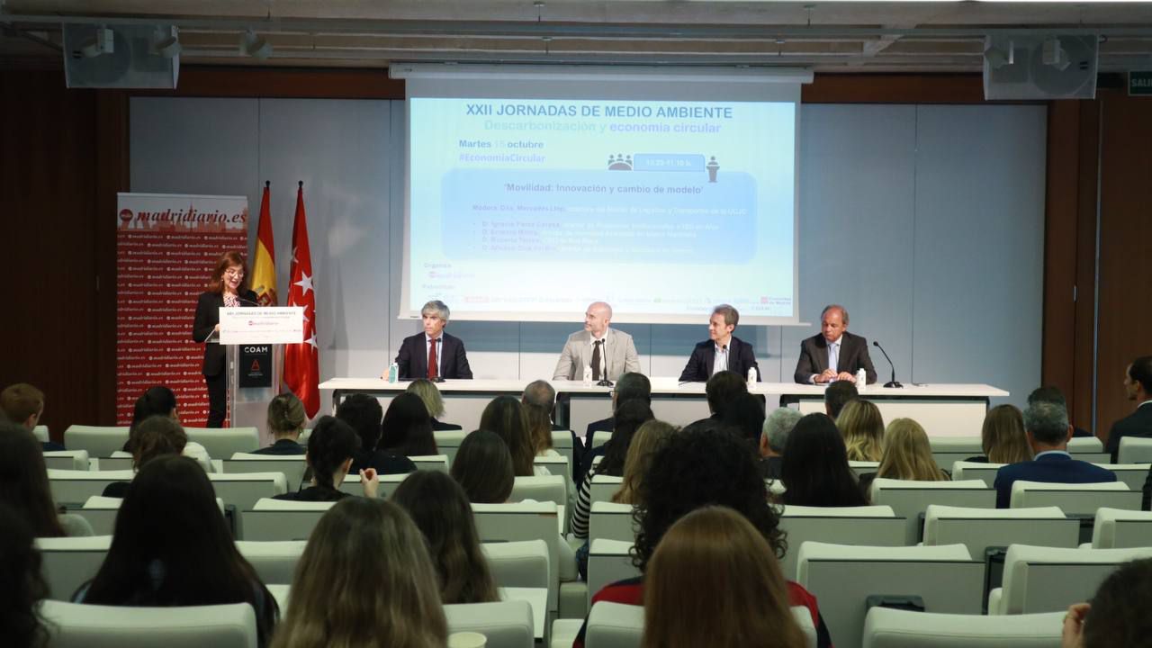 Mercedes Llop, directora del Máster de Logística y Transportes de la UCJC; Alfonso Díaz del Río, director de Estrategia y Mercados en Serveo; Roberto Torre, CEO de Ros Roca; Ernesto Mateo, director de Movilidad Avanzada en Mutua Madrileña; Ignacio Pérez Carasa, director de Relaciones Institucionales e ISG en Alsa