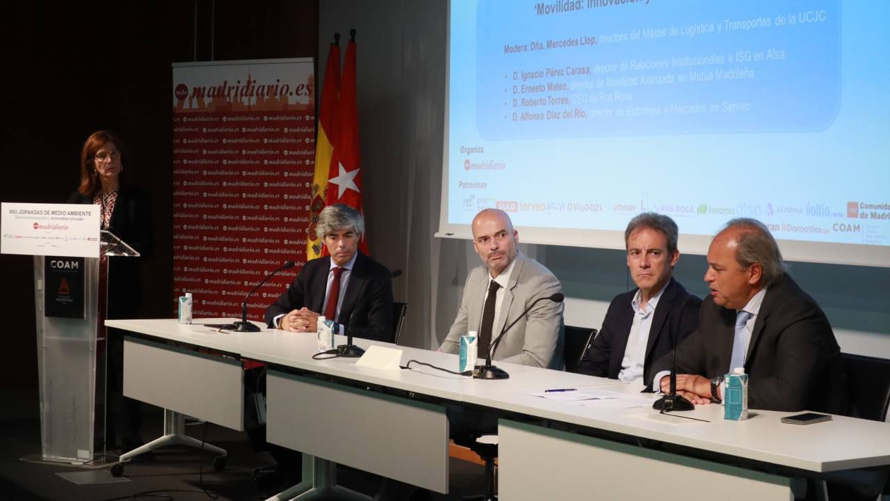 Mercedes Llop, directora del Máster de Logística y Transportes de la UCJC; Alfonso Díaz del Río, director de Estrategia y Mercados en Serveo; Roberto Torre, CEO de Ros Roca; Ernesto Mateo, director de Movilidad Avanzada en Mutua Madrileña; Ignacio Pérez Carasa, director de Relaciones Institucionales e ISG en Alsa