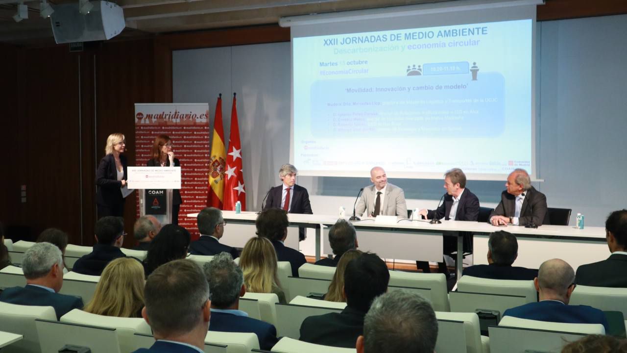María Cano, directora de Madridiario; Mercedes Llop, directora del Máster de Logística y Transportes de la UCJC; Alfonso Díaz del Río, director de Estrategia y Mercados en Serveo; Roberto Torre, CEO de Ros Roca; Ernesto Mateo, director de Movilidad Avanzada en Mutua Madrileña; Ignacio Pérez Carasa, director de Relaciones Institucionales e ISG en Alsa
