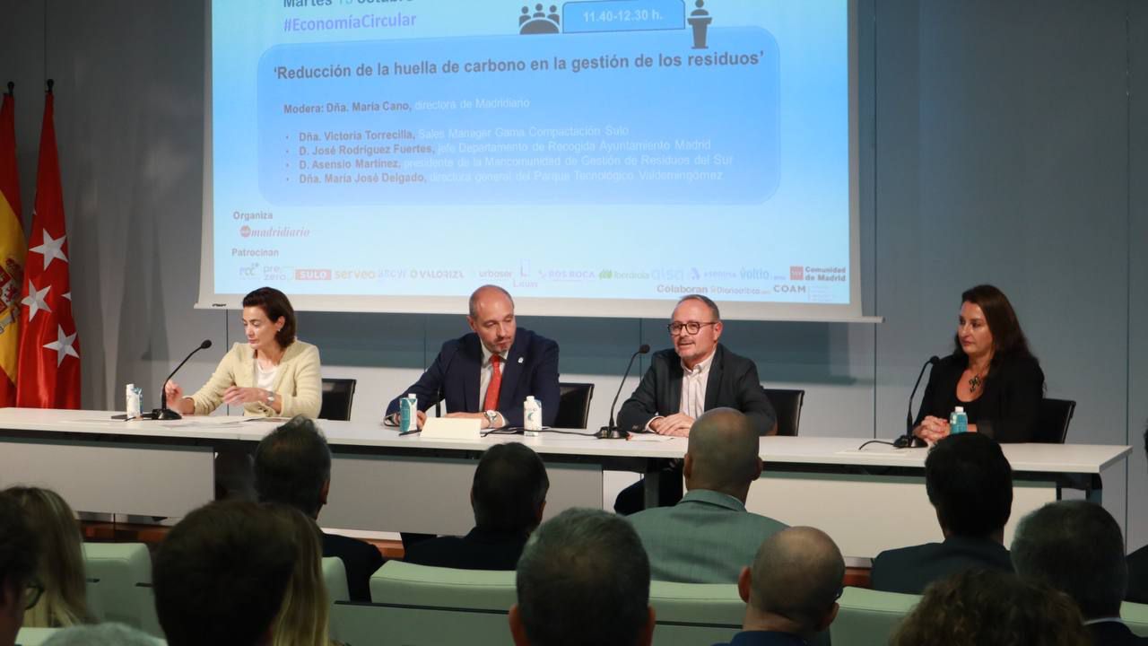 María José Delgado, directora general del Parque Tecnológico Valdemingómez; Asensio Martínez, presidente de la Mancomunidad de Gestión de Residuos del Sur; José Rodríguez, jefe del Departamento de Recogida de Residuos en el Ayuntamiento de Madrid; Victoria Torrecilla, Sales Manager Gama Compactación en Sulo