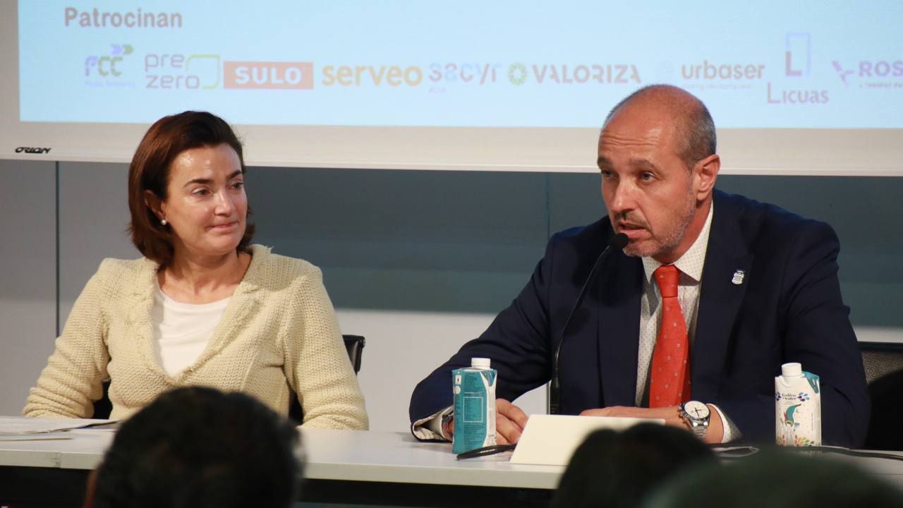 María José Delgado, directora general del Parque Tecnológico Valdemingómez; Asensio Martínez, presidente de la Mancomunidad de Gestión de Residuos del Sur