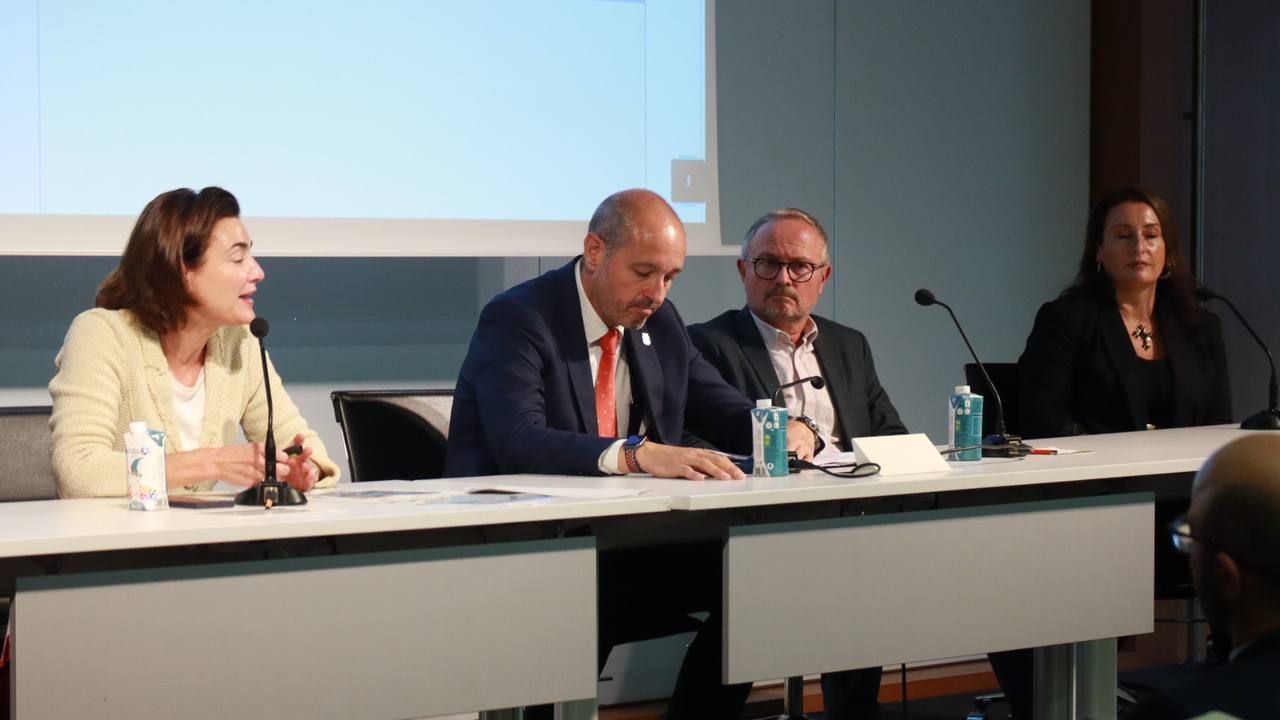 María José Delgado, directora general del Parque Tecnológico Valdemingómez; Asensio Martínez, presidente de la Mancomunidad de Gestión de Residuos del Sur; José Rodríguez, jefe del Departamento de Recogida de Residuos en el Ayuntamiento de Madrid; Victoria Torrecilla, Sales Manager Gama Compactación en Sulo