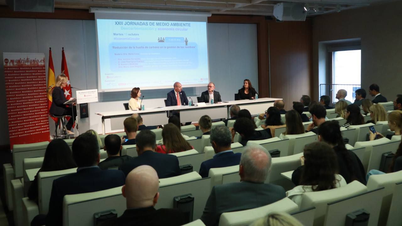 María Cano, directora de Madridiario; María José Delgado, directora general del Parque Tecnológico Valdemingómez; Asensio Martínez, presidente de la Mancomunidad de Gestión de Residuos del Sur; José Rodríguez, jefe del Departamento de Recogida de Residuos en el Ayuntamiento de Madrid; Victoria Torrecilla, Sales Manager Gama Compactación en Sulo