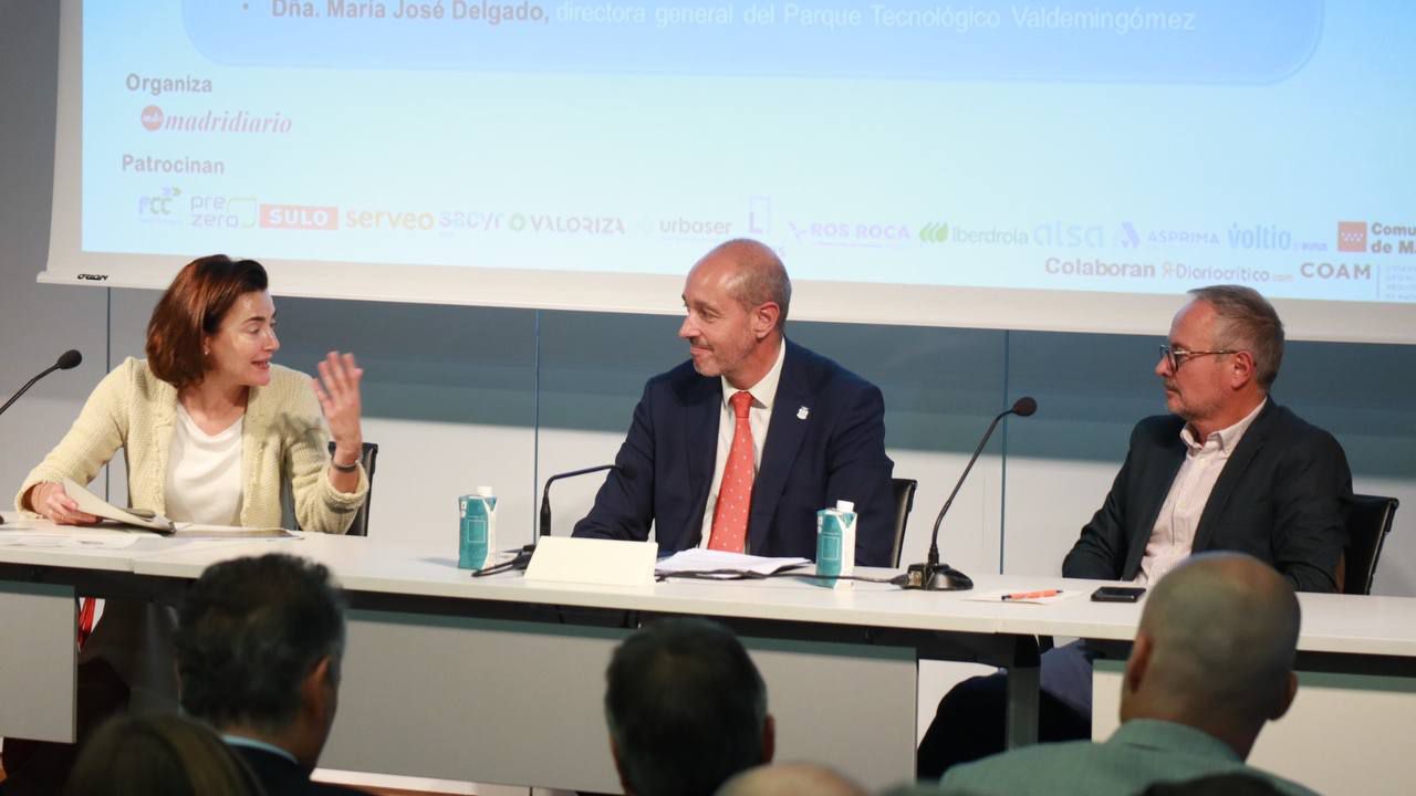 María José Delgado, directora general del Parque Tecnológico Valdemingómez; Asensio Martínez, presidente de la Mancomunidad de Gestión de Residuos del Sur; José Rodríguez, jefe del Departamento de Recogida de Residuos en el Ayuntamiento de Madrid