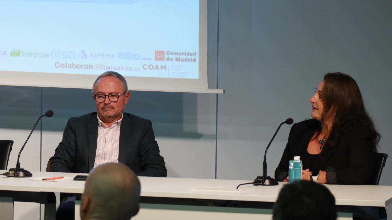 José Rodríguez, jefe del Departamento de Recogida de Residuos en el Ayuntamiento de Madrid; Victoria Torrecilla, Sales Manager Gama Compactación en Sulo
