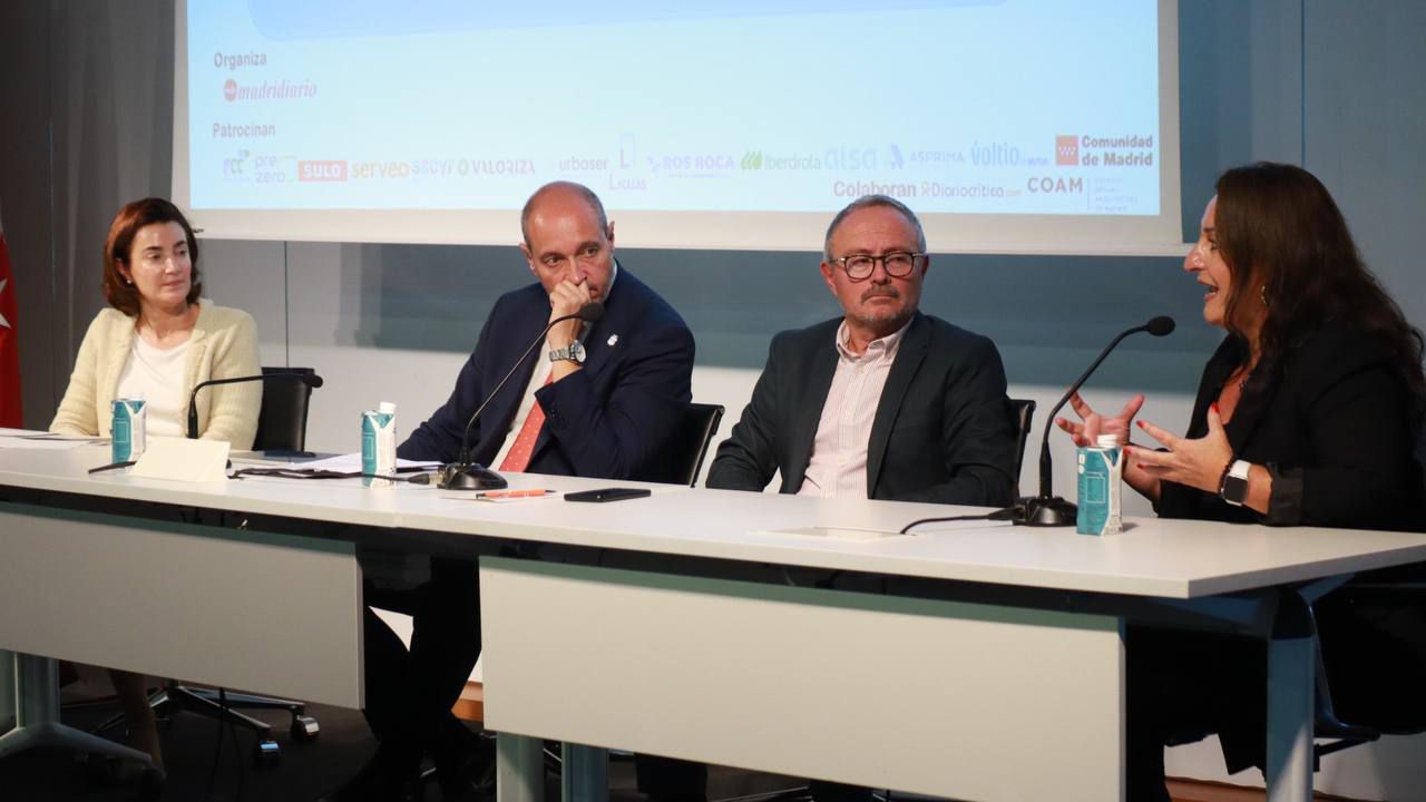 María José Delgado, directora general del Parque Tecnológico Valdemingómez; Asensio Martínez, presidente de la Mancomunidad de Gestión de Residuos del Sur; José Rodríguez, jefe del Departamento de Recogida de Residuos en el Ayuntamiento de Madrid; Victoria Torrecilla, Sales Manager Gama Compactación en Sulo