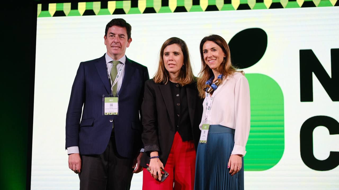 El presidente del COFM, Manuel Martínez del Peral; Pilar Jimeno, directora general de Inspección y Ordenación Sanitaria de la Comunidad de Madrid, y Beatriz Collado, vocal de Alimentación y Nutrición del COFM