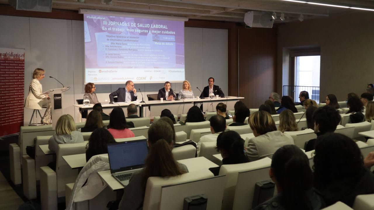 Ana Morales, HR Head Johnson & Johnson Iberia; Francisco J. Fernández Rodríguez, director general del Colegio Oficial de Farmacéuticos de Madrid; Carmen Muñoz, jefe del Servicio de Medicina del Trabajo y Prevención de Riesgos Laborales en el Hospital Universitario 12 de Octubre; Javier Gómez, subdirector de Seguridad y Salud Laboral en Correos, y Antonio Sánchez, director general de Planificación de Recursos Humanos Madrid Talento en el Ayuntamiento de Madrid.
