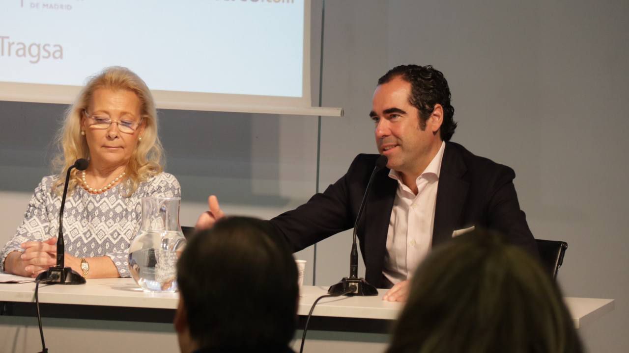 Carmen Muñoz, jefe del Servicio de Medicina del Trabajo y Prevención de Riesgos Laborales en el Hospital Universitario 12 de Octubre, y Antonio Sánchez, director general de Planificación de Recursos Humanos Madrid Talento en el Ayuntamiento de Madrid.