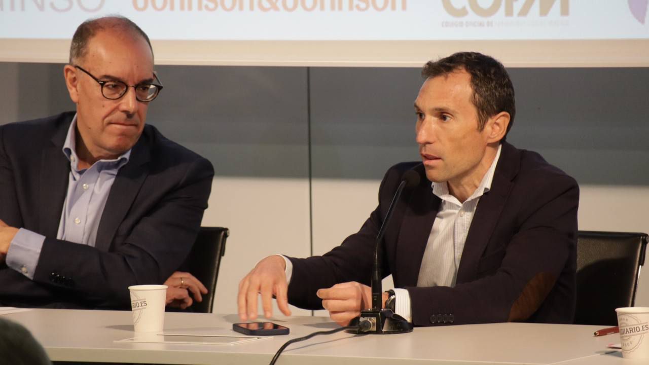 Francisco J. Fernández Rodríguez, director general del Colegio Oficial de Farmacéuticos de Madrid, y Javier Gómez, subdirector de Seguridad y Salud Laboral en Correos