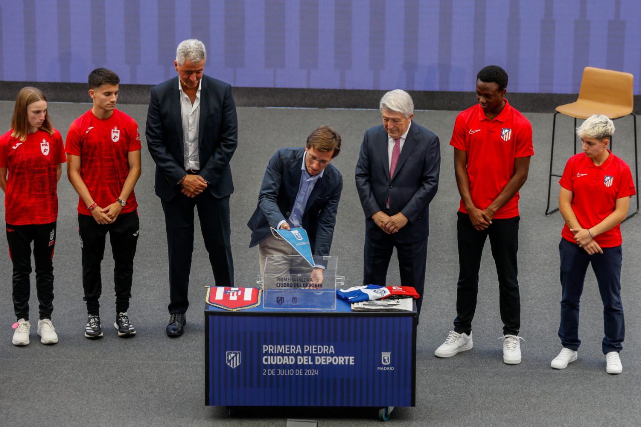 Almeida y Cerezo colocan la primera piedra de la Ciudad del Deporte del Atl