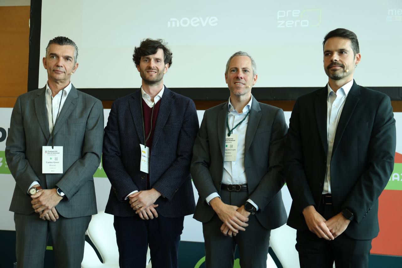 Carlos Giner, director de Biocombustibles de Moeve; Gonzalo Requera, director de Infraestructuras e Innovación de Mercamadrid; Pablo Caballero, director de Negocio Industrial de PreZero; y Alberto Casillas, director de Retema y moderador