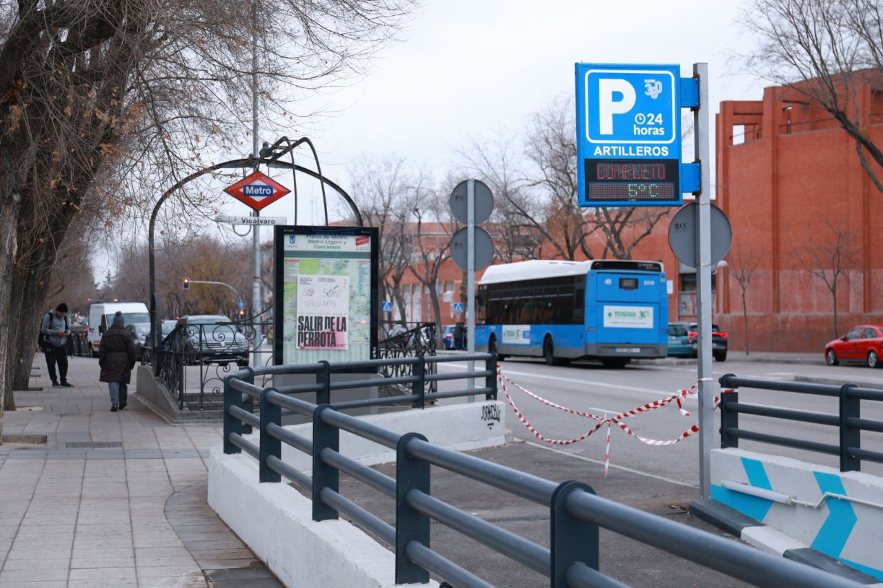 Paseo de Artilleros 360 está ubicado en el casco histórico del distrito, en la confluencia entre el Paseo de los Artilleros y la calle de San Cipriano