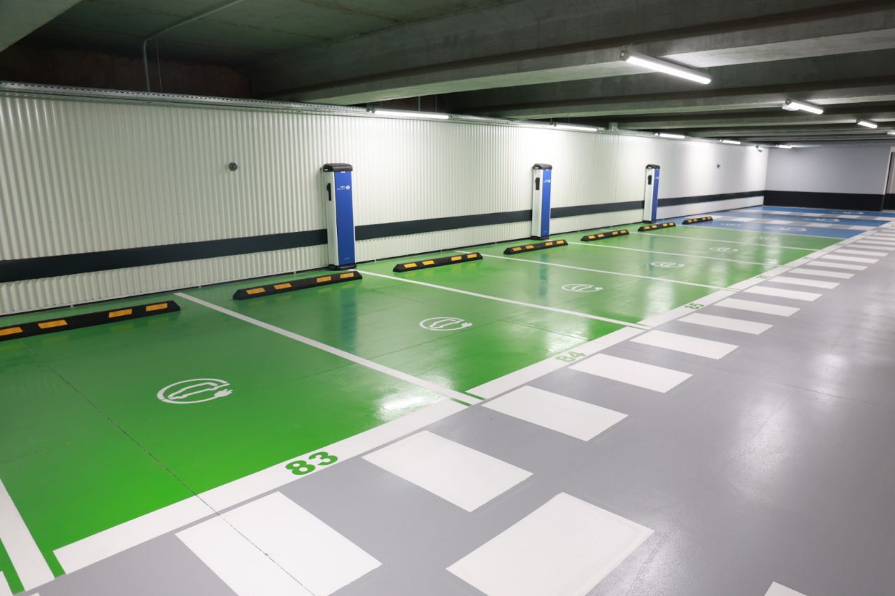 El hub contiene también 16 plazas para recarga eléctrica y una zona de BiciPARK con aforo para siete bicicletas