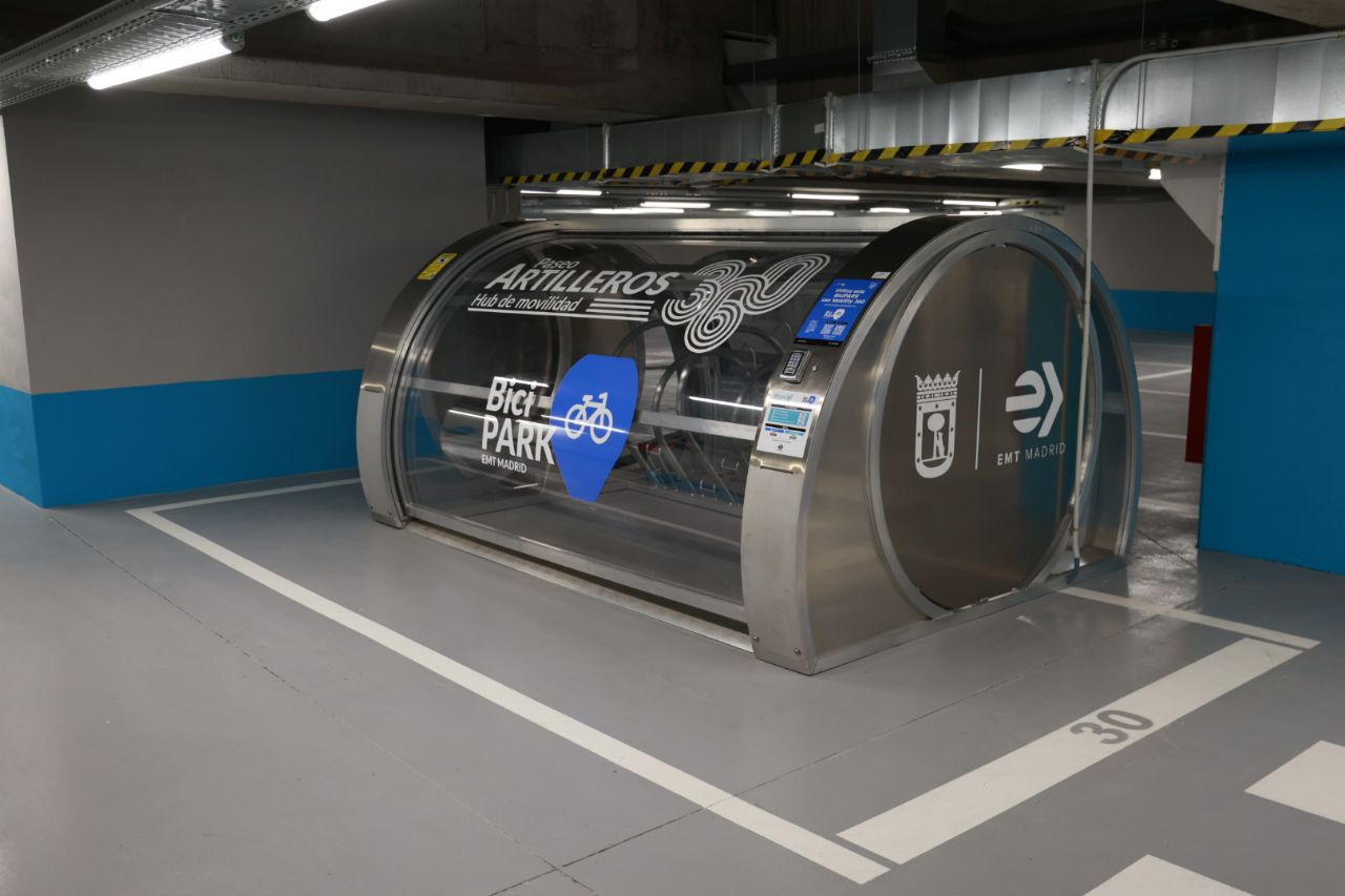 El hub contiene también 16 plazas para recarga eléctrica y una zona de BiciPARK con aforo para siete bicicletas