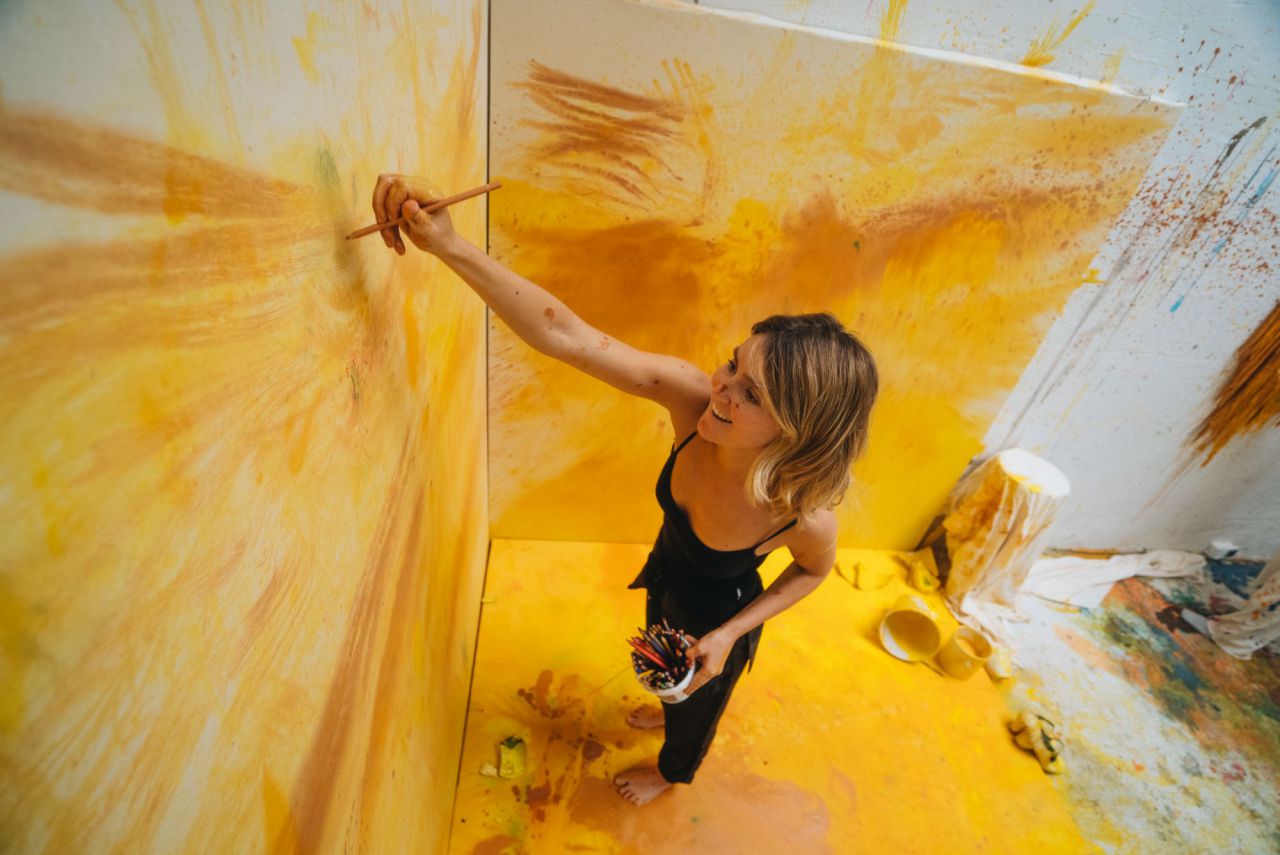 La artista en su estudio